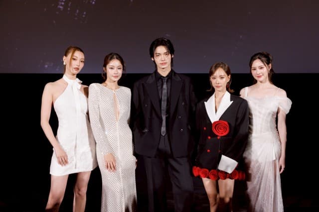 สุดเข้มข้น!! “วิน-เต้ย” นำทีมเปิดปมปริศนาความเชื่อลึกลับ ดูตอนแรกซีรีส์ “บุหงาหมื่นภมร ENIGMA BLACK STAGE” แฟนๆ ลุ้นตัวเกร็ง  ในงาน “บุหงาหมื่นภมร Enigma Black Stage First Screening”