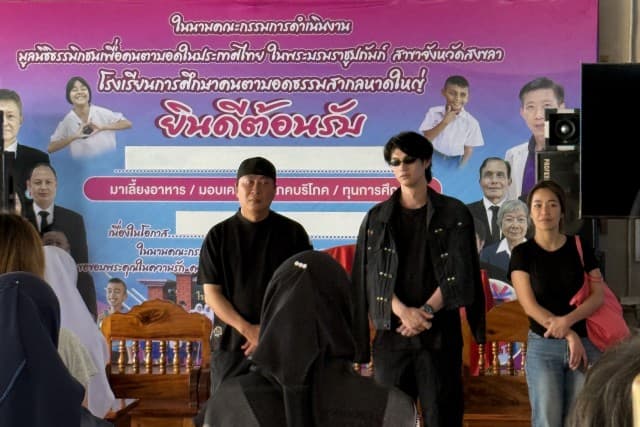 “ไบร์ท วชิรวิชญ์” ขอทำดี ลงพื้นที่หาดใหญ่ ส่งต่อรอยยิ้ม มอบเงินและของใช้ช่วยเหลือ 4 โรงเรียนผู้ประสบภัยน้ำท่วม