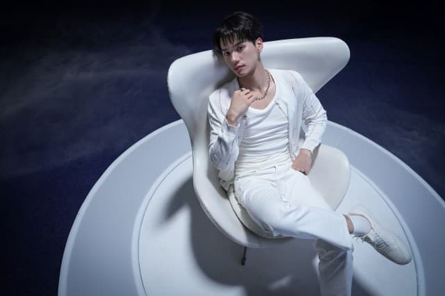 ALEX KIM ซูเปอร์สตาร์ K-Pop ลุคหล่อเท่ดุดันขวัญใจแฟนเพลงทั่วโลก รับบทโดย เก่ง หฤษฎ์ ใน “ดีว่า..ราวี” มาพร้อมเพลงแดนซ์ “BEAST” สุดกร้าวใจที่ใคร ๆ ก็ยอมสยบ