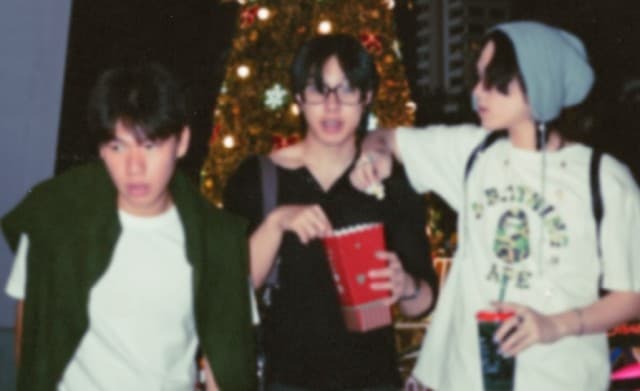   “Merry Kiss Me” เพลงรักฟีลกู๊ดจาก 3 ศิลปินในค่าย “SAUCE BKK”  เตรียมขึ้นแท่นเพลงใหม่มาแรงส่งท้ายปี