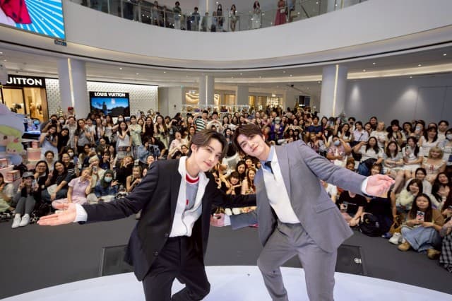 สยามพารากอนเดินหน้าความสนุกต่อเนื่อง  ขนทัพ บอส–โนอึล และ อะตอม–ชนกันต์  ส่งมอบความสุขทั่วทุกพื้นที่ตลอดเทศกาลส่งท้ายปี