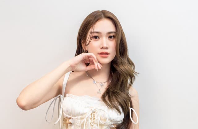 TITI Nichaphat เปิดตัวซิงเกิลแรกที่ร่วมงานกับ  LOVEiS ENTERTAINMENT กอดไว้ (Its U) เพลงที่เขียนจากปลายปากกาของเธอ