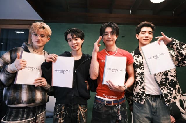 สาวก GEN Z หวีดสนั่น! บอส กูโน แห่งค่าย LOOKE เปิดวาร์ปบทซีรีส์ iQIYI Original GELBOYS 2 พร้อมนัด 4 หนุ่ม “ไป๊ป-นิว–พีเจ–เลออน” อ่านบทซีรีส์ร่วมกันเป็นครั้งแรก