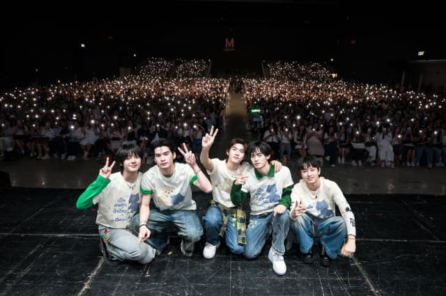 ฮอลล์แตก! iQIYI เอาใจแฟน ๆ “ด้วงกับเธอ” แบบจัดเต็ม “ตี๋ตี๋–ป๋อ” เสิร์ฟโมเมนต์สุดฟิน ยกเค้กเซอร์ไพรส์วันเกิดกันก่อนใคร ในงาน Duang with You EP.9 Presented by iQIYI