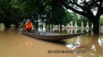 พิษณุโลก - น้ำยังเอ่อล้นทาวมหลายพื้นที่ พระภิกษุต้องพายเรือบิณฑบาต