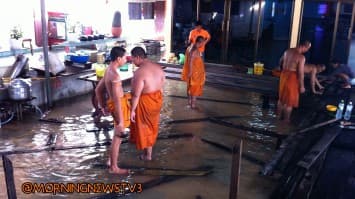 ปราจีนบุรี-น้ำเอ่อท่วมต.ท่าเรือ พระต่อสะพานไม้เชื่อมศาลาแก้ขัด