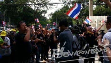 ม็อบนกหวีดบุกช่อง3 การจราจรถ.พระราม4เริ่มติดขัด 