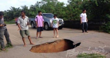 ชาวชุมพร พบหลุมลึกกลางถนน หวั่นอุบัติเหตุ วอนจนท.ซ่อมด่วน