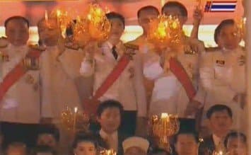 นายกรัฐมนตรี นำ ประชาชนจุดเทียนชัยถวายพระพร