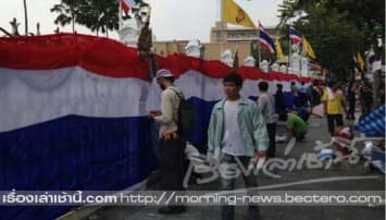 คปท.นำธงชาติปิดล้อมทำเนียบฯ