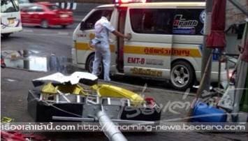 ผวา ป้ายโฆษณา ล้มทับคนรอรถเมล์เจ็บสาหัส