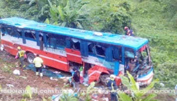 ถนนลื่นทำรถทัวร์หลุดโค้ง ตกเขาภูสวรรค์ จ.เลย ดับแล้ว4ศพ