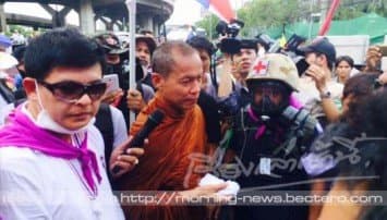 ศอ.รส.ระดมยิงแก๊สน้ำตา - ฉีดน้ำสกัดใส่ทัพพุทธะอิสระ 