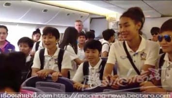 แฟนบอลเฮโล ต้อนรับทัพฮีโร่นักเตะสาวไทยสู่มาตุภูมิ 