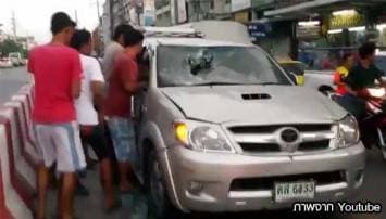 คลิปสุดโหด! แก๊งวัยรุ่นตั้งศาลเตี้ยรุมประชาทัณฑ์หนุ่มกระบะชนแล้วหนี 