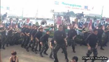 ทหารไทยเป็นได้ทุกอย่าง! เปิดคลิปทหารแด๊นซ์หญิงลี คืนความสุขให้ประชาชน