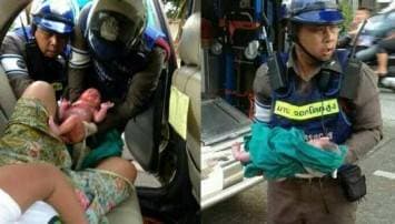 นาทีชีวิต! ตร.จราจรทำคลอดสาวท้องแก่บนแท็กซี่ ไทยมุงลุ้นตัวโก่ง