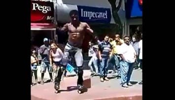 อย่างเทพ! คลิปหนุ่มล่ำผิวหมึก ออกสเต็ปเท้าไฟบนโรลเลอร์เบลด