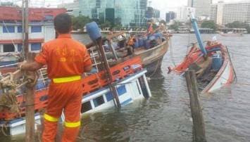 ด่วน! เรือบรรทุกน้ำมันล่มกลางเจ้าพระยา ใกล้ท่าน้ำคลองสาน