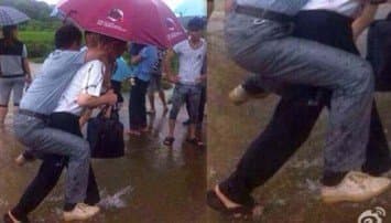 จีนสั่งปลดหัวหน้าขี่หลังลูกน้องระดับล่าง เลี่ยงลุยน้ำท่วม หลังชาวเน็ตจวกยับ