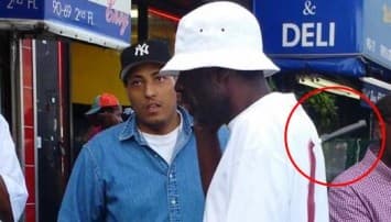 ช็อก! หนุ่มมะกันโดนแทงมีดปักหลัง โผล่ร้านแมคฯ กลางเมืองนิวยอร์ก