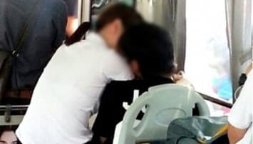 ชาวเน็ตวิจารณ์ภาพนศ.สาวนั่งพลอดรักหนุ่มบนรถสาธารณะไม่แคร์สื่อ 