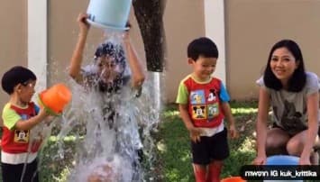 กุ๊ก กฤติกา รับคำท้าควงลูกชายทำ Ice Bucket Challenge สุดชุ่มฉ่ำ