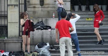 แข่งกับเวลา นางแบบจีนเปลี่ยนเสื้อผ้าบนทางเท้าริมถนน