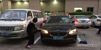 (คลิป) ภรรยาทุบรถ BMW ของสามีพังยับ หลังจับได้ว่ามีกิ๊ก