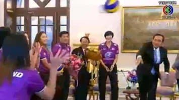 นายกฯ ตบวอลเลย์บอล โชว์นักตบลูกยางสาวไทย