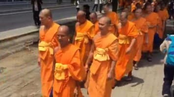 ธรรมกาย ยัน พระธัมมชโย เตรียมมอบตัวที่ สภ.คลองหลวง ลูกศิษย์แห่ให้กำลังใจ