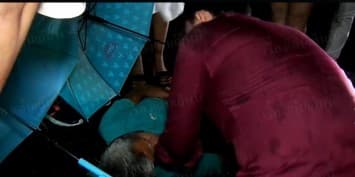 ชื่นชม! นายแพทย์เมืองพัทยาลงจากรถช่วยผู้ประสบอุบัติเหตุท่ามกลางสายฝน