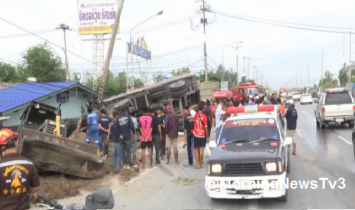 รถพ่วง 18 ล้อชนท้ายรถ 10 ล้อ ก่อนสะบัดไปโดนคนงานติดป้ายโฆษณาดับ 3 ราย