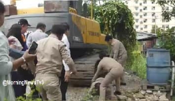  รถแบ็คโฮถอยทับ นายก ทม.คลองหลวง เจ็บ ระหว่างร่วมคณะรองผู้ว่าฯ ปทุมธานี เก็บผักตบชวา