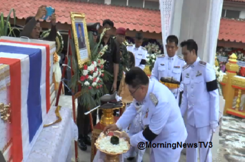 พระราชทานเพลิงศพ ดต. ถูกพ่อค้ายาบ้ายิงขณะปฏิบัติหน้าที่ เผยคนร้ายหนีขึ้นเขา ตร.เร่งล่า ตั้งรางวัลนำจับ 5 หมื่น