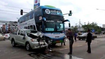 หวิดอุบัติเหตุใหญ่ รถทัวร์ผู้โดยสารเต็มคันชนกับกระบะ บาดเจ็บ 2 ราย 