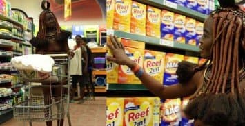 แตกต่างอย่างลงตัว ... เผยภาพสาวแอฟริกาแต่งชุดชนเผ่าเต็มยศ เดินชอปปิงในซูเปอร์มาร์เก็ต