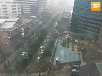 กทม.ฝนตกหนักช่วงเลิกงาน - ถ.พระราม 4 น้ำท่วมรอการระบายน้ำเต็มผิวจราจร