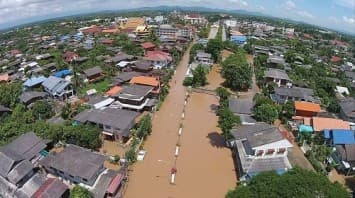 น้ำท่วม อ.ดอกคำใต้ จ.พะเยา รวมมากกว่า 2,000 หลังคาเรือน สูง 50 ซม.- 1 ม. โรงเรียนสั่งหยุดชั่วคราว