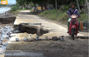 คลื่นซัดเข้าหาฝั่งรุนแรง ทำถนนเลียบชายหาดบางศิลา จ.สตูล พังลงมา