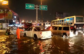 ฝนตกหนักถนนพหลฯ แยกลำลูกกา สะพานใหม่อ่วมรถติดหนึบ