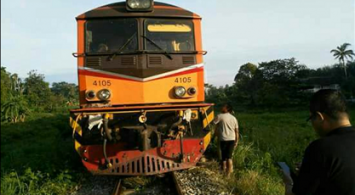 รถไฟชนขยี้ จยย. ดับ 3 เผยพ่อกำลังพาลูกสาว 2 คนไปโรงเรียน แต่แผงกั้นอัตโนมัติไม่ทำงาน