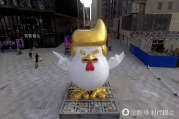 ศิลปินจีนสร้างรูปปั้นต้อนรับปีไก่ คาดได้แรงบันดาลใจจาก 'โดนัลด์ ทรัมป์' ปธน.สหรัฐ
