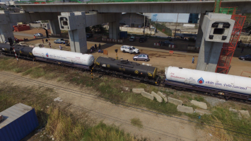 รถไฟขนวัตถุไวไฟตกรางขวางการจราจร หน้าวัดเสมียนนารี ล่าสุดคลี่คลายแล้ว