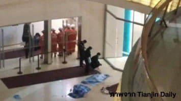 อุทาหรณ์! ผู้ปกครองชาวจีนพลาดทำลูก 2 คน หลุดมือขณะอุ้มเดินห้าง ตกจากระเบียงชั้น 4 ดับทั้งคู่