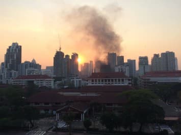 ด่วน !เกิดเหตุเพลิงไหม้อาคารในซอย สุขุมวิท 11 หลังโรงเรียนวัฒนาวิทยาลัย