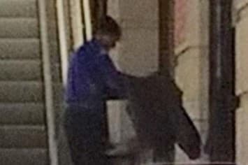 ตีบทแตก! ชาวเน็ตโพสต์แฉ 'ขอทานมืออาชีพ' ถอดชุดหรู-สวมเสื้อมอซอ จัดฉากเรี่ยไรเงินในอังกฤษ