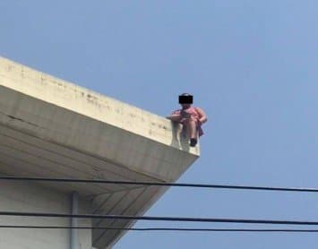 สาววัย 24 ปี น้อยใจแม่รักน้องมากกว่า ประชดจะกระโดดตึก ครอบครัวช่วยเกลี้ยกล่อมจนยอมลงมา