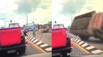 (คลิป) ช่วงเวลาหยุดหัวใจ! สิบล้อแหกโค้งกลางสี่แยก จ.สงขลา คนขายพวงมาลัยกระโดดหนีตายหวุดหวุด