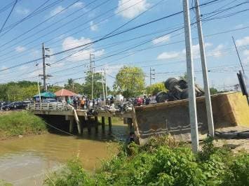 18 ล้อชนกันสนั่นอยุธยา เสียชีวิต 3 ราวสะพานพังยับ